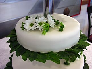 Floral decoration for the wedding cake