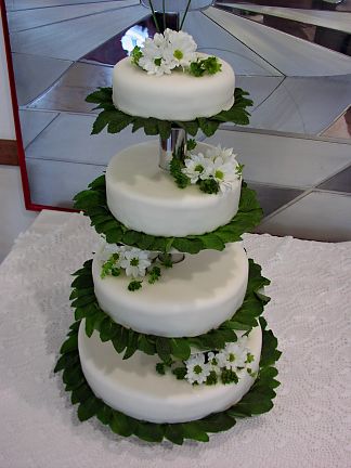 Floral decoration for the wedding cake