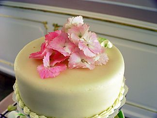 Floral decoration for the wedding cake