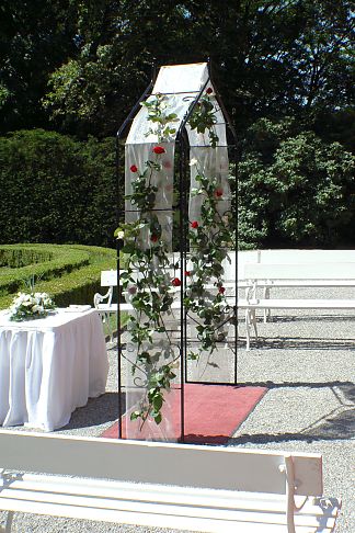 Floral wedding arch