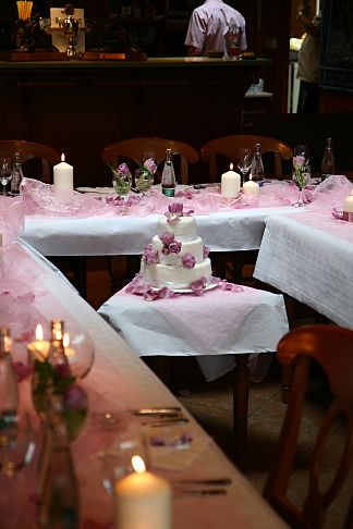 Floral decoration for the wedding cake