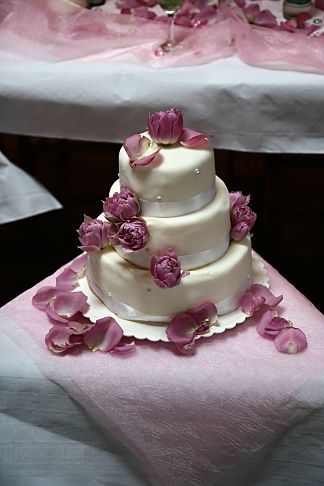 Floral decoration for the wedding cake