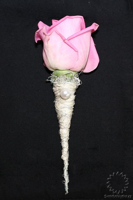 Corsage for the witness
