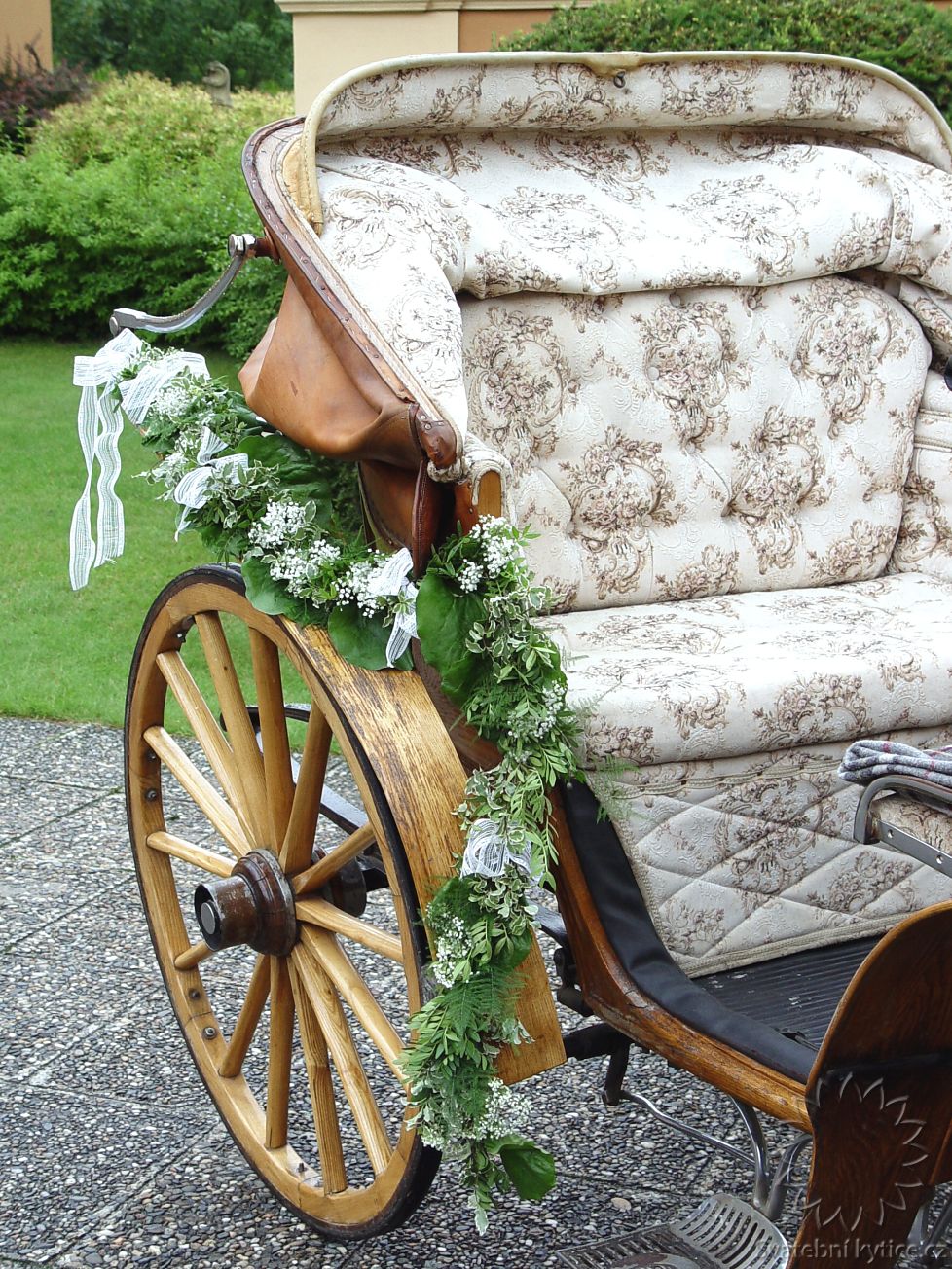 Floral decoration for the carriage