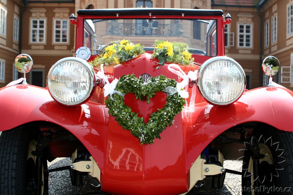 Decoration for the wedding car