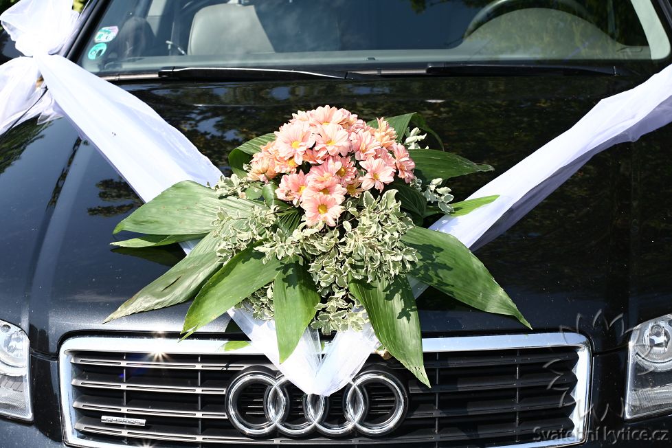 Decoration for the wedding car