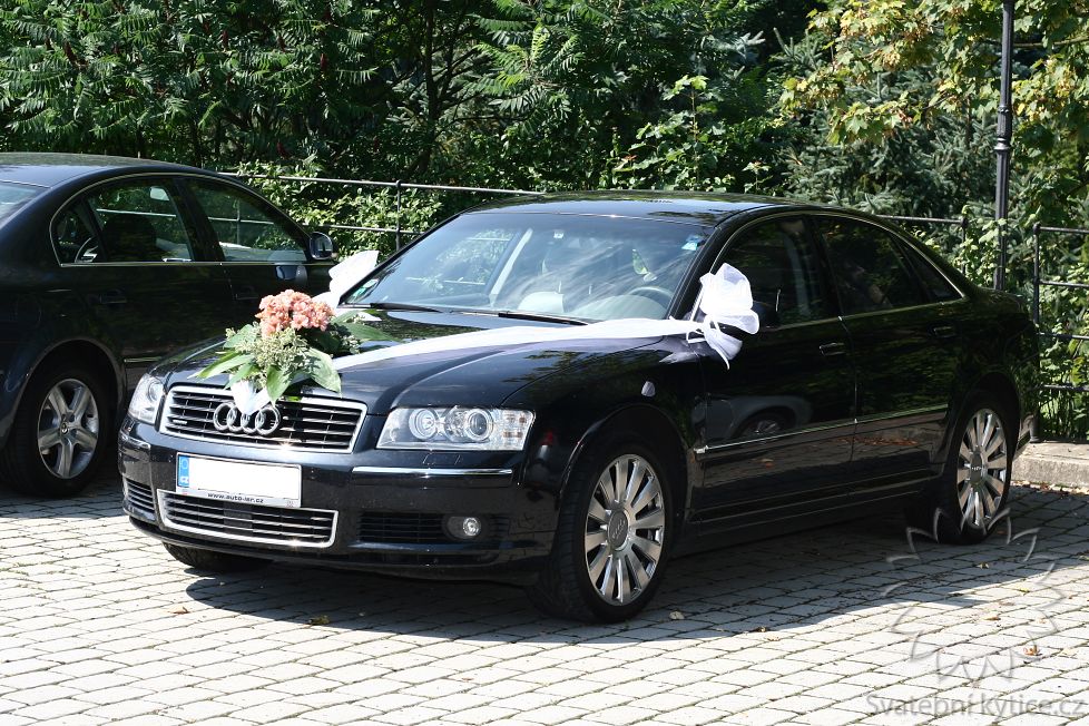 Decoration for the wedding car