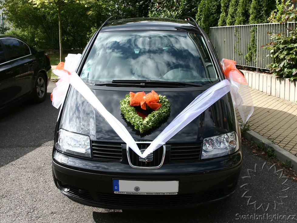 Decoration for the wedding car